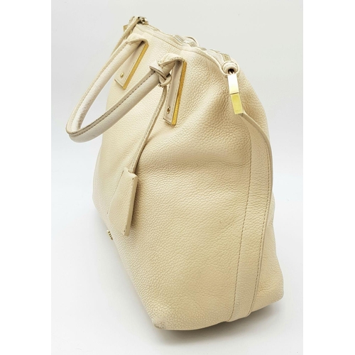 661 - A Mulberry Alice Zipped Leather Tote Bag. Neutral-toned leather exterior with gold-toned hardware, d... 