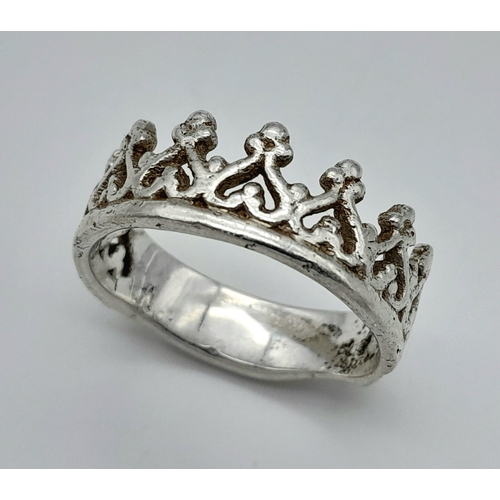 962 - A STERLING SILVER CROWN RING. 6.7G TOTAL WEIGHT. SIZE V AND 1/2. Ref: 8403