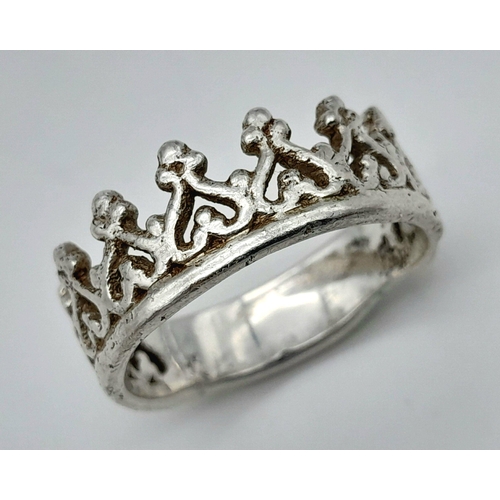 962 - A STERLING SILVER CROWN RING. 6.7G TOTAL WEIGHT. SIZE V AND 1/2. Ref: 8403