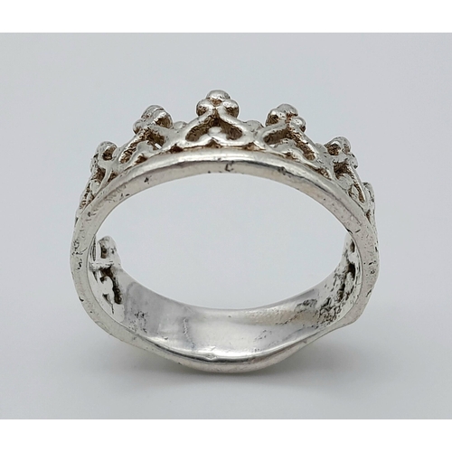 962 - A STERLING SILVER CROWN RING. 6.7G TOTAL WEIGHT. SIZE V AND 1/2. Ref: 8403