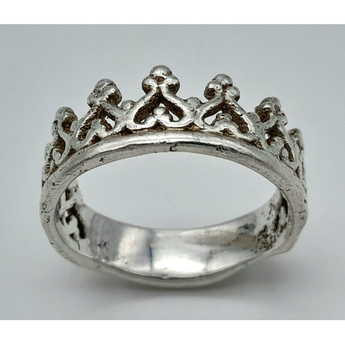 962 - A STERLING SILVER CROWN RING. 6.7G TOTAL WEIGHT. SIZE V AND 1/2. Ref: 8403