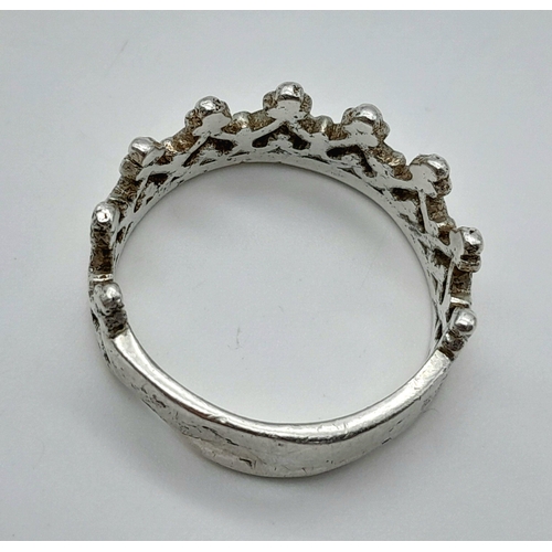 962 - A STERLING SILVER CROWN RING. 6.7G TOTAL WEIGHT. SIZE V AND 1/2. Ref: 8403