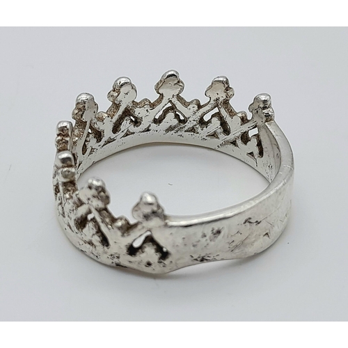 962 - A STERLING SILVER CROWN RING. 6.7G TOTAL WEIGHT. SIZE V AND 1/2. Ref: 8403