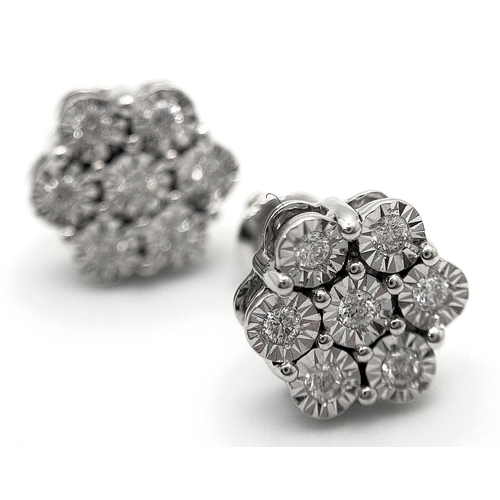 177 - A PAIR OF 18K WHITE GOLD DIAMOND STUD EARRINGS. 2.45G TOTAL WEIGHT. WITH SCREW BACK FITTINGS . Ref: ... 