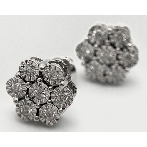 177 - A PAIR OF 18K WHITE GOLD DIAMOND STUD EARRINGS. 2.45G TOTAL WEIGHT. WITH SCREW BACK FITTINGS . Ref: ... 