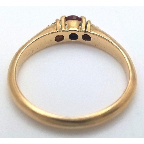 289 - AN 18K YELLOW GOLD DIAMOND & RUBY RING. 2.5G IN WEIGHT. SIZE J. Ref: 9003