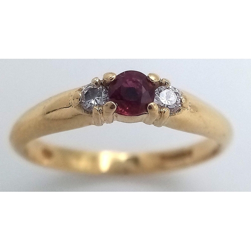 289 - AN 18K YELLOW GOLD DIAMOND & RUBY RING. 2.5G IN WEIGHT. SIZE J. Ref: 9003