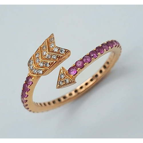 296 - AN 18K ROSE GOLD DIAMOND & RUBY ARROW DESIGN RING. 2.2G IN WEIGHT. SIZE L. Ref: SC 1069