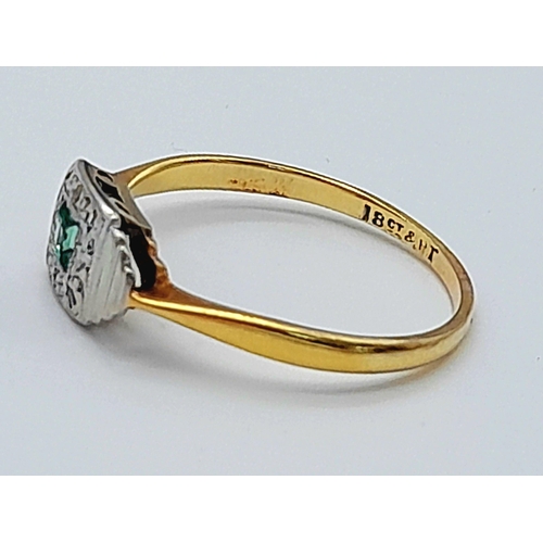 324 - AN 18K YELLOW GOLD & PLATINUM VINTAGE DIAMOND & EMERALD RING. 1.87G TOTAL WEIGHT. SIZE N. Ref: SC 10... 