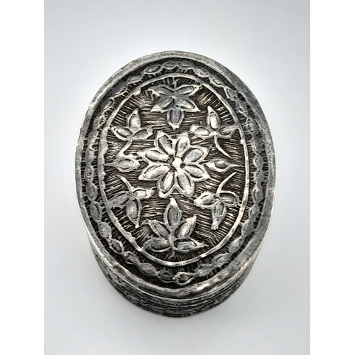 350 - Vintage SILVER PILL/SNUFF BOX. Beautifully decorated lid and sides. Oval form. 3 x 3.75 cm. Please s... 