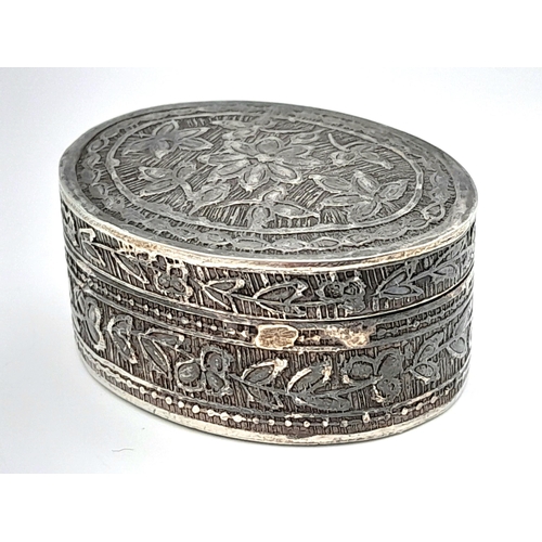 350 - Vintage SILVER PILL/SNUFF BOX. Beautifully decorated lid and sides. Oval form. 3 x 3.75 cm. Please s... 