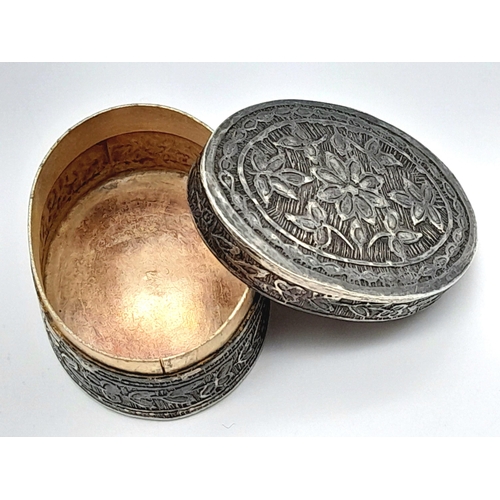 350 - Vintage SILVER PILL/SNUFF BOX. Beautifully decorated lid and sides. Oval form. 3 x 3.75 cm. Please s... 