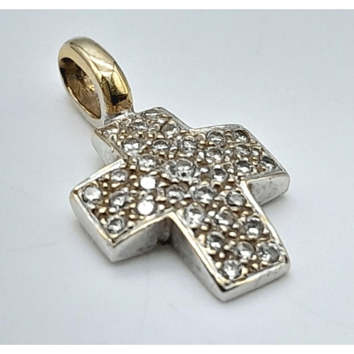 366 - AN 18K WHITE GOLD DIAMOND SET CROSS PENDANT 1.9G IN WEIGHT  APPROX. 1.8CM IN HEIGHT AND 1.1CM IN WID... 