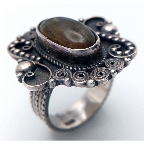 371 - Magnificent vintage LABRADORITE RING. Set in SILVER with  large ornate SILVER MOUNT. Size S. Absolut... 