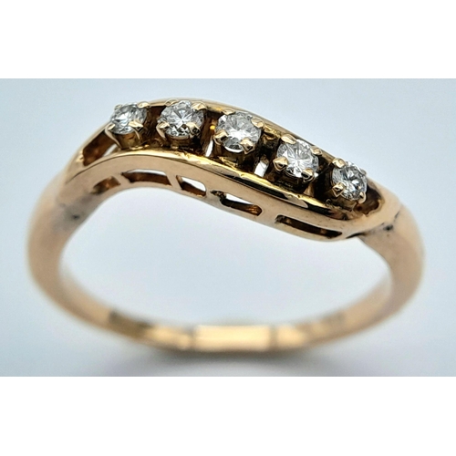 408 - AN 18K YELLOW GOLD DIAMOND TWIST RING. 0.20CT. 2.85G IN WEIGHT. SIZE O AND 1/2. Ref: A/S 1175