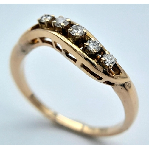 408 - AN 18K YELLOW GOLD DIAMOND TWIST RING. 0.20CT. 2.85G IN WEIGHT. SIZE O AND 1/2. Ref: A/S 1175