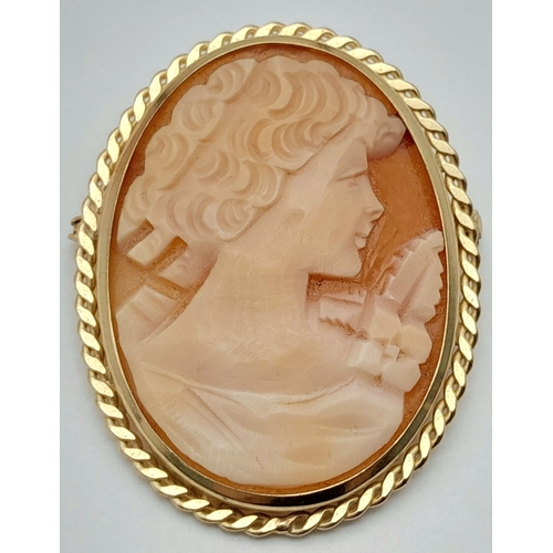 959 - A 9K Yellow Gold Cameo Brooch/Locket. 4.5cm. 6g total weight.