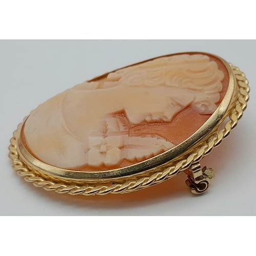 959 - A 9K Yellow Gold Cameo Brooch/Locket. 4.5cm. 6g total weight.