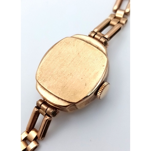 633 - A Vintage 9K Yellow Gold Rotary Watch. 9K gold bracelet and case - 18mm. White dial. Mechanical, han... 