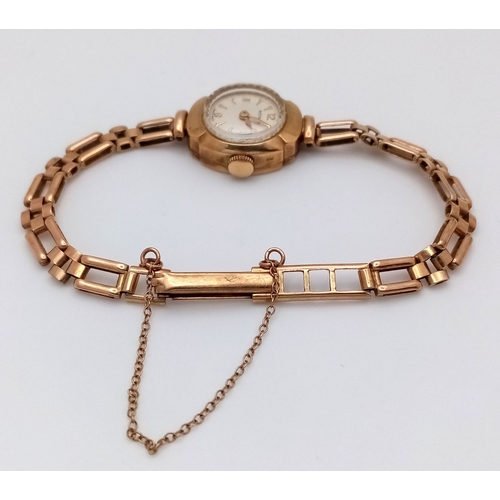 633 - A Vintage 9K Yellow Gold Rotary Watch. 9K gold bracelet and case - 18mm. White dial. Mechanical, han... 