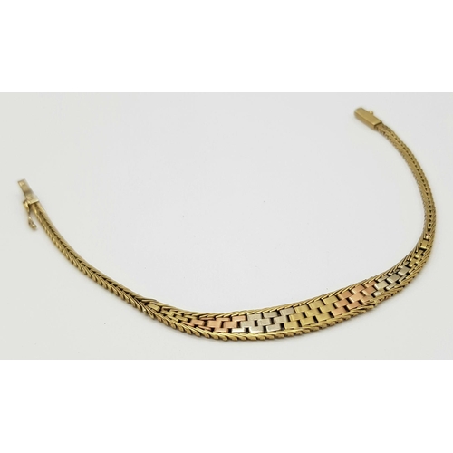 598 - A 3 COLOURED GOLD GRADUATED WOVEN BRACELET IN 9K GOLD .     8.2gms     20cms