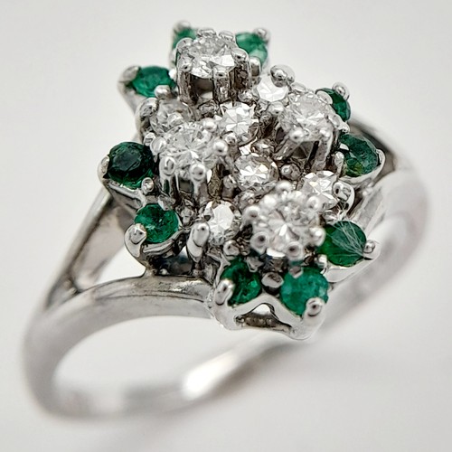 163 - AN 18K WHITE GOLD DIAMOND & EMERALD RING. 4G IN WEIGHT. SIZE M AND 1/2. Ref: 9164