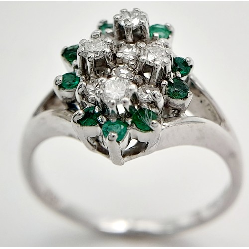 163 - AN 18K WHITE GOLD DIAMOND & EMERALD RING. 4G IN WEIGHT. SIZE M AND 1/2. Ref: 9164