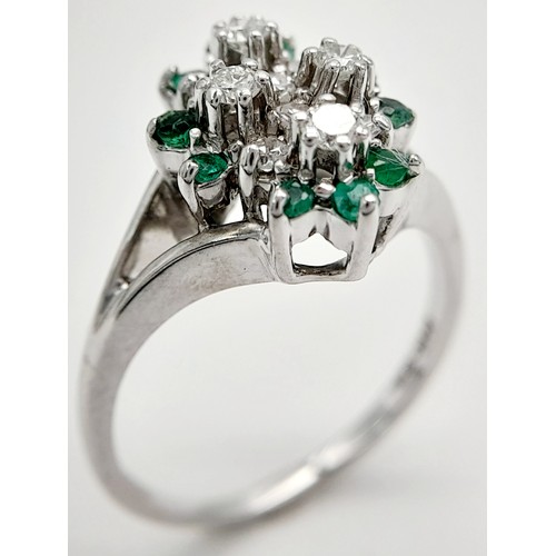 163 - AN 18K WHITE GOLD DIAMOND & EMERALD RING. 4G IN WEIGHT. SIZE M AND 1/2. Ref: 9164