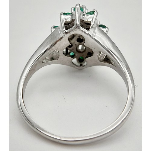 163 - AN 18K WHITE GOLD DIAMOND & EMERALD RING. 4G IN WEIGHT. SIZE M AND 1/2. Ref: 9164