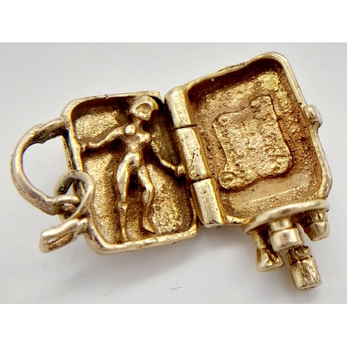 121 - A 9K YELLOW GOLD VINTAGE VIDEO CAMERA CHARM WHICH OPENS UP TO REVEAL A NAKED LADY. 5.3G TOTAL WEIGHT... 