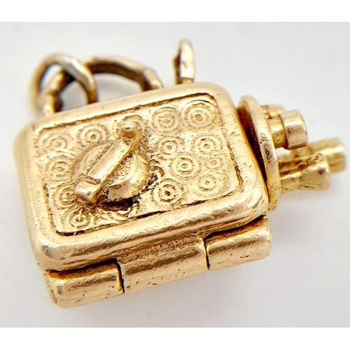 121 - A 9K YELLOW GOLD VINTAGE VIDEO CAMERA CHARM WHICH OPENS UP TO REVEAL A NAKED LADY. 5.3G TOTAL WEIGHT... 