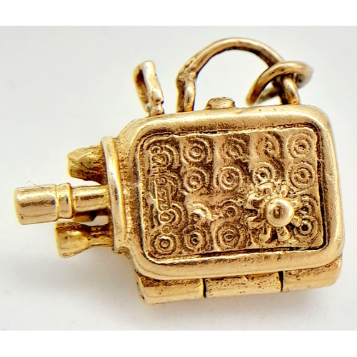 121 - A 9K YELLOW GOLD VINTAGE VIDEO CAMERA CHARM WHICH OPENS UP TO REVEAL A NAKED LADY. 5.3G TOTAL WEIGHT... 