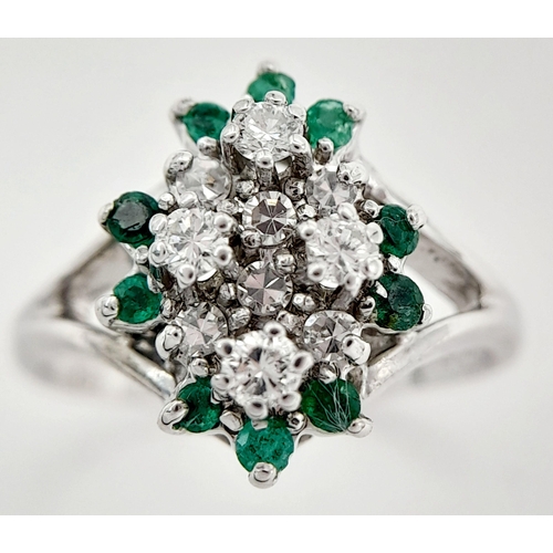 163 - AN 18K WHITE GOLD DIAMOND & EMERALD RING. 4G IN WEIGHT. SIZE M AND 1/2. Ref: 9164