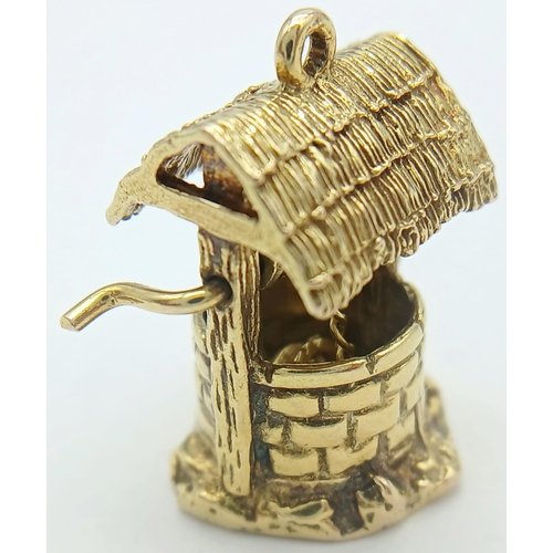 198 - A 9K YELOW GOLD WISHING WELL CHARM WITH BUCKET THAT MOVES UP AND DOWN. 6.14G TOTAL WEIGHT. APPROX. 2... 