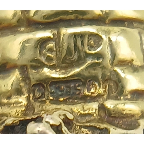 198 - A 9K YELOW GOLD WISHING WELL CHARM WITH BUCKET THAT MOVES UP AND DOWN. 6.14G TOTAL WEIGHT. APPROX. 2... 