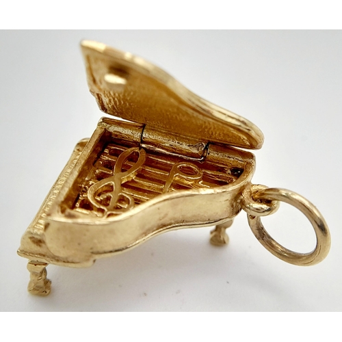 205 - A 9K YELLOW GOLD PIANO CHARM THAT OPENS UP. 5.4G IN WEIGHT. APPROX. 2.6CM IN LENGTH AND 2.3CM IN WID... 