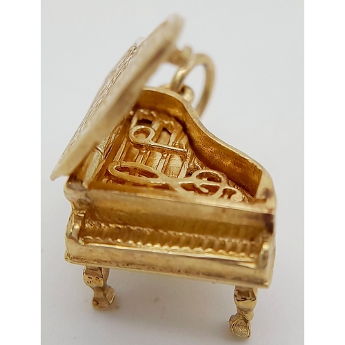 205 - A 9K YELLOW GOLD PIANO CHARM THAT OPENS UP. 5.4G IN WEIGHT. APPROX. 2.6CM IN LENGTH AND 2.3CM IN WID... 