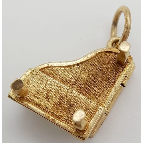 205 - A 9K YELLOW GOLD PIANO CHARM THAT OPENS UP. 5.4G IN WEIGHT. APPROX. 2.6CM IN LENGTH AND 2.3CM IN WID... 