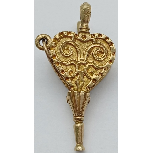 219 - A 9K YELLOW GOLD VINTAGE MOVING BELLOWS CHARM. 5.23G TOTAL WEIGHT. APPROX. 3.1CM IN HEIGHT AND 1.5CM... 