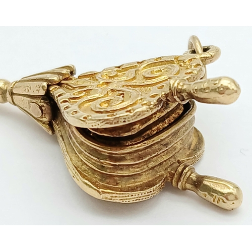 219 - A 9K YELLOW GOLD VINTAGE MOVING BELLOWS CHARM. 5.23G TOTAL WEIGHT. APPROX. 3.1CM IN HEIGHT AND 1.5CM... 