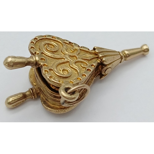 219 - A 9K YELLOW GOLD VINTAGE MOVING BELLOWS CHARM. 5.23G TOTAL WEIGHT. APPROX. 3.1CM IN HEIGHT AND 1.5CM... 