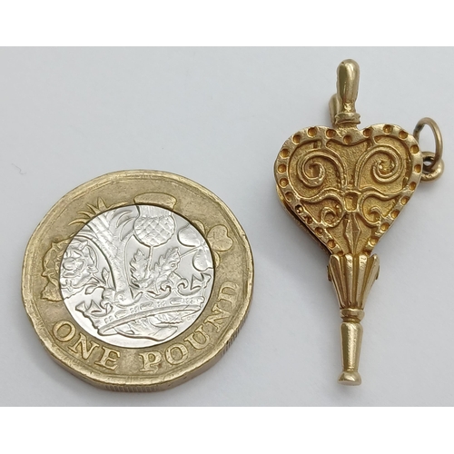 219 - A 9K YELLOW GOLD VINTAGE MOVING BELLOWS CHARM. 5.23G TOTAL WEIGHT. APPROX. 3.1CM IN HEIGHT AND 1.5CM... 