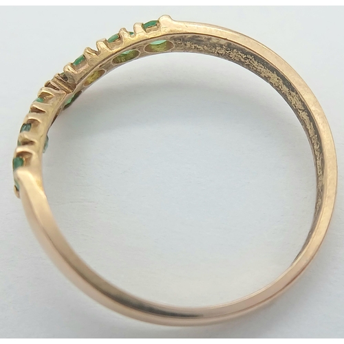 359 - AN 18K YELLOW GOLD EMERALD SET BAND RING. 1.83G TOTAL WEIGHT. SIZE K AND 1/2. Ref: SC 1054