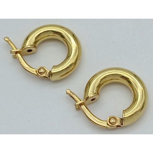 387 - A PAIR OF 18K YELLOW GOLD MINI HOOP EARRINGS. 1.55G TOTAL WEIGHT. 1.2CM IN DIAMETER. Ref: SC 1053