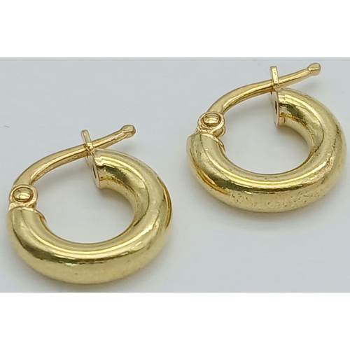 387 - A PAIR OF 18K YELLOW GOLD MINI HOOP EARRINGS. 1.55G TOTAL WEIGHT. 1.2CM IN DIAMETER. Ref: SC 1053