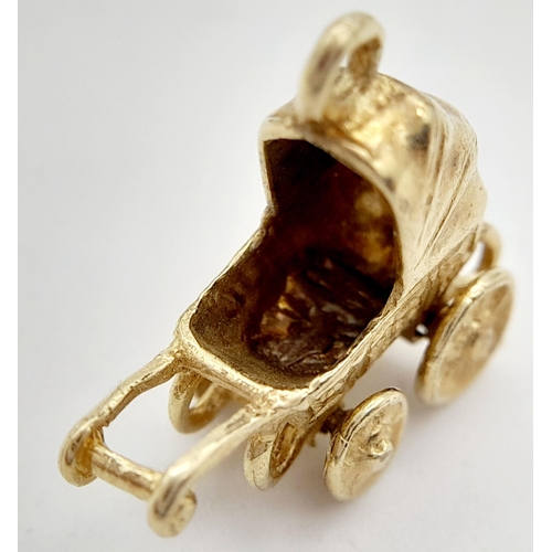 436 - A 9K YELLOW GOLD PRAM CHARM WITH MOVING WHEELS. 3.1G IN WEIGHT. APPROX. 1.8CM IN WIDTH AND 1.8CM IN ... 