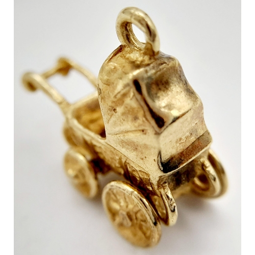 436 - A 9K YELLOW GOLD PRAM CHARM WITH MOVING WHEELS. 3.1G IN WEIGHT. APPROX. 1.8CM IN WIDTH AND 1.8CM IN ... 