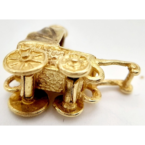 436 - A 9K YELLOW GOLD PRAM CHARM WITH MOVING WHEELS. 3.1G IN WEIGHT. APPROX. 1.8CM IN WIDTH AND 1.8CM IN ... 