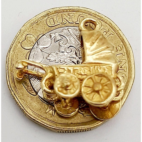 436 - A 9K YELLOW GOLD PRAM CHARM WITH MOVING WHEELS. 3.1G IN WEIGHT. APPROX. 1.8CM IN WIDTH AND 1.8CM IN ... 