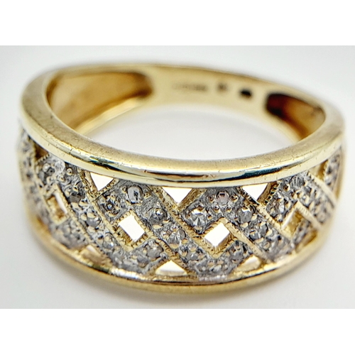 443 - A 9K YELLOW GOLD DIAMOND SET FANCY DESIGN BAND RING. 3G TOTAL WEIGHT. SIZE M AND 1/2. Ref: SC 1005